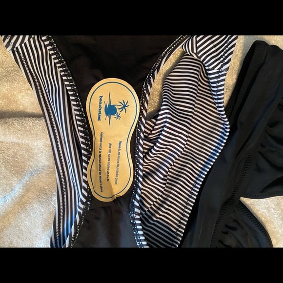 Beachsissi NWOT 2 piece halter style swim suit - Picture 3 of 3